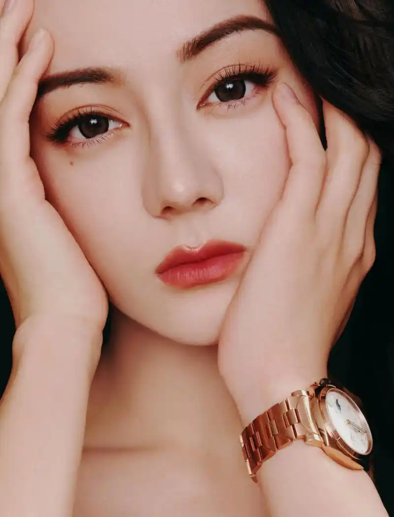 迪丽热巴碎钻裙精致靓丽好优雅 身姿婀娜美如油画 11月27日,迪丽热巴