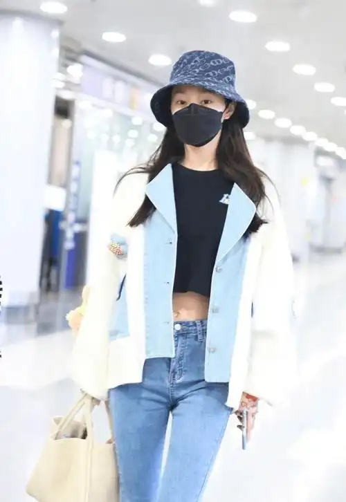 原创瘦得皮包骨宋轶穿露脐装现身机场蚂蚁腰真的太吸人眼球了