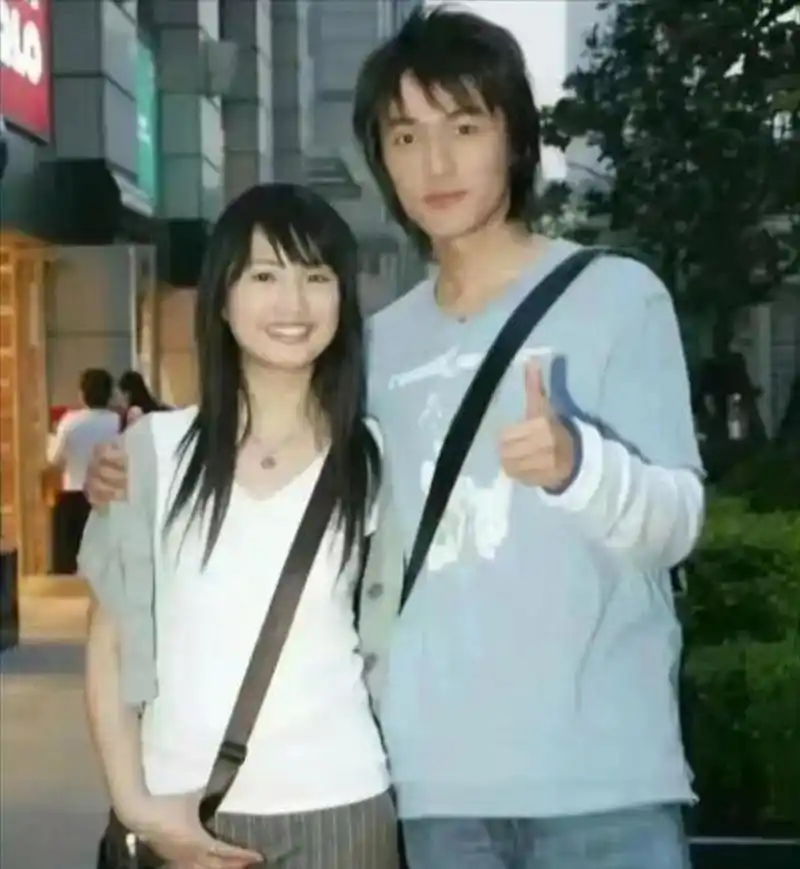 林依晨和胡歌合影