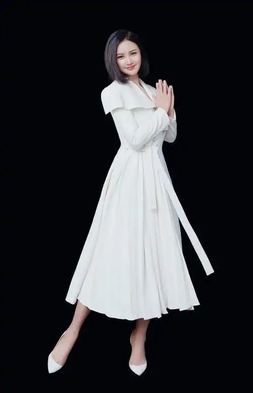 张歆艺晒沙漠游造型红色蝙蝠衫明艳娇俏重新美回少女模样