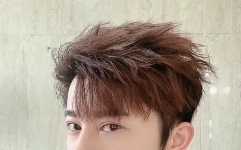 男生不会拒绝这款三七分发型吧?