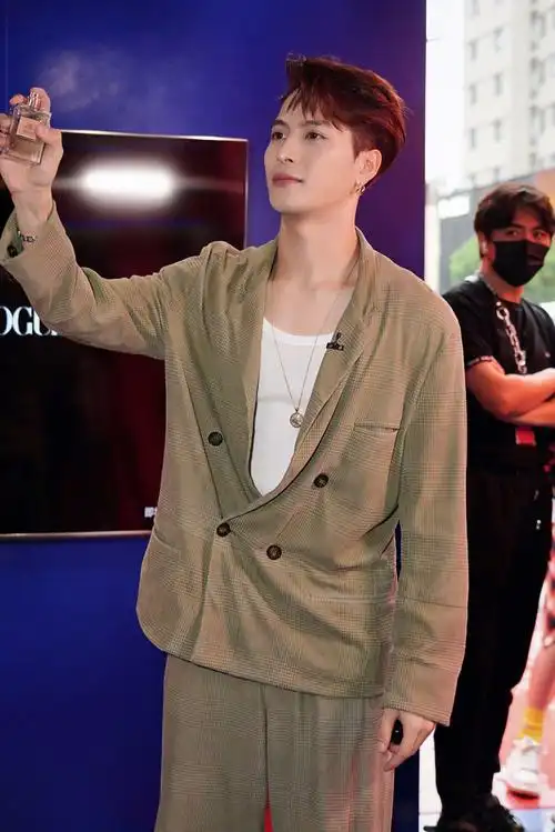 王嘉尔一改往日搞怪本色胡子拉碴成大叔衣服乱摆环境差