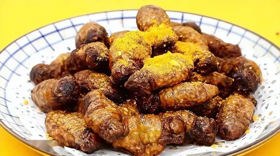 春季,这3种虫子看着令人害怕,经过这1步,咸香酥脆,营养丰富_蚂蚱_蚕蛾