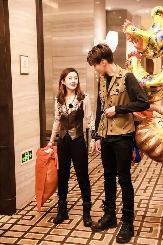 吴亦凡赵丽颖在觅食基地完成挑战.