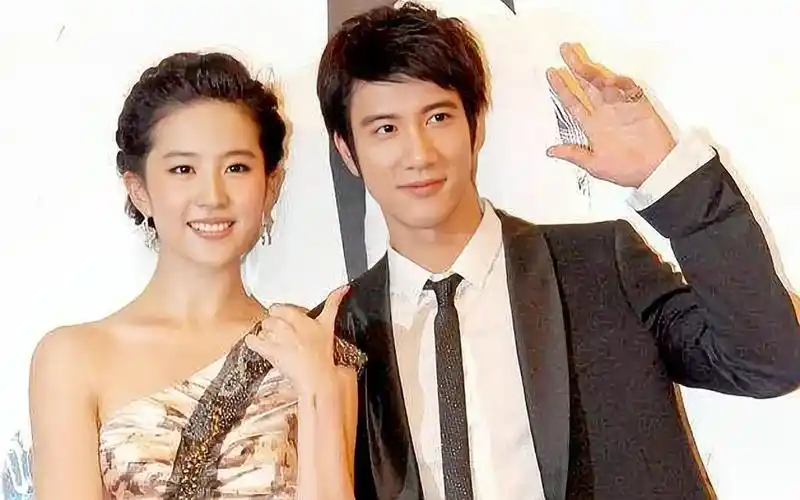【王力宏&刘亦菲】恋爱通告路透采访,简直阿伟乱葬岗!