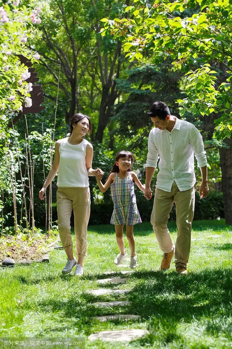 幸福的一家三口在散步
