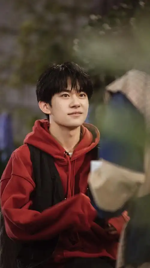 易烊千玺红色卫衣帅气手机壁纸_明星_手机壁纸下载_美桌网