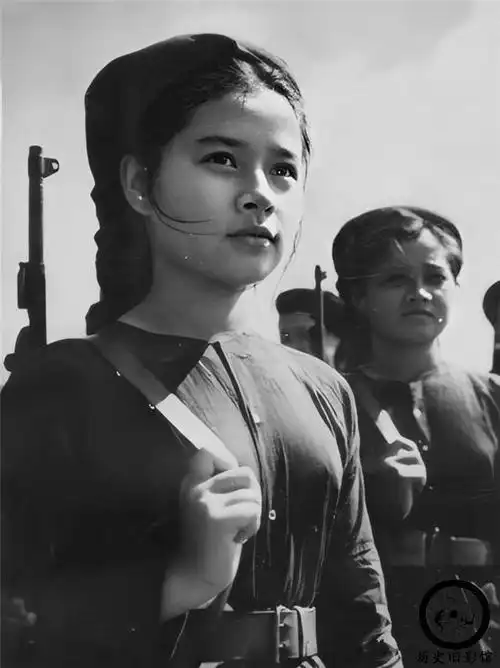 越战期间的越南女兵老照片善于伪装图三被俘女兵身上绑满炸弹