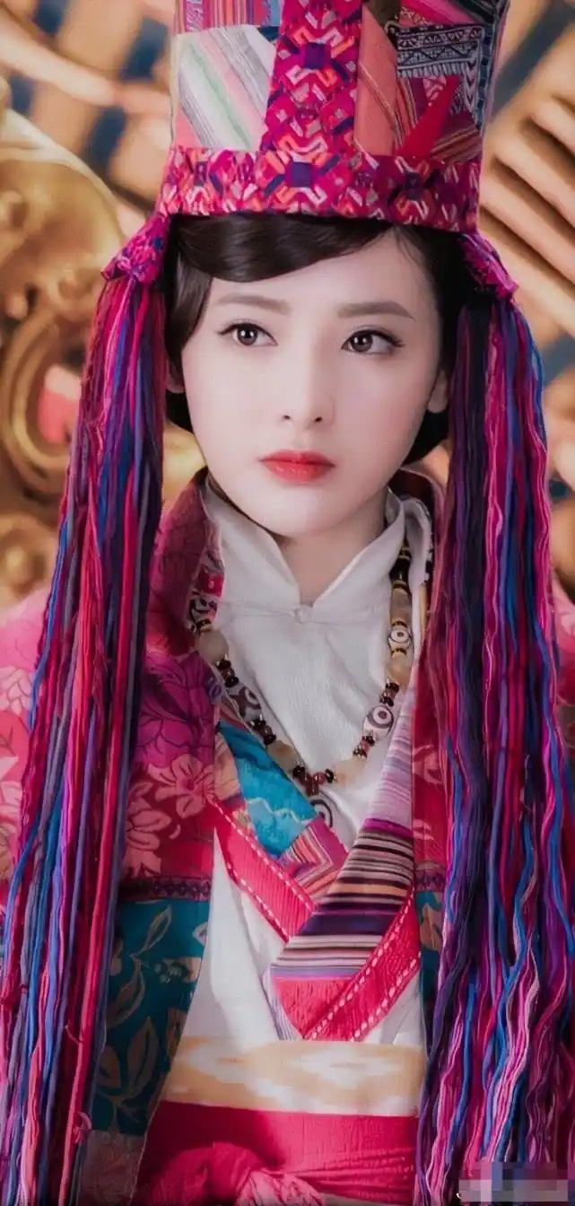 彭小苒用颜值告诉你,人美就算披床单也好看,再丑的造型也能驾驭