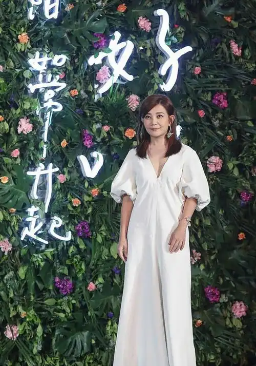 梁静茹真实勇敢,穿搭潇洒有型气质干练,41岁仍是清纯淑女