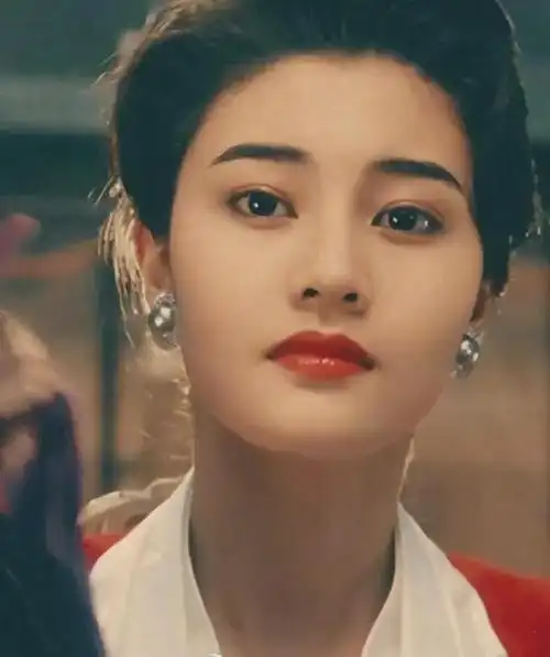 年轻时李嘉欣的照片,年轻时是娱乐圈公认的美女,出道即巅峰_网易订阅