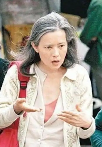 蓝洁瑛因遭两位影坛大哥强奸,父母双亡以及男友跳楼身亡的几重打击