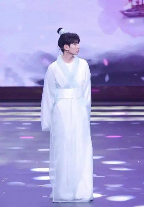 穿古装的源哥也是十分精致了,今晚期待@tfboys-王源  全新演绎经典