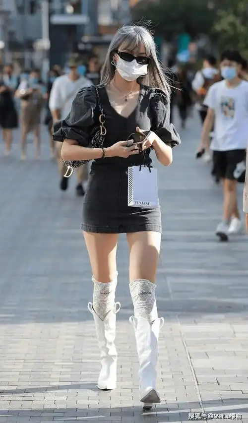 她们选择高筒靴主要目的就是追逐时髦,她们用高筒靴来搭配夏天的服装