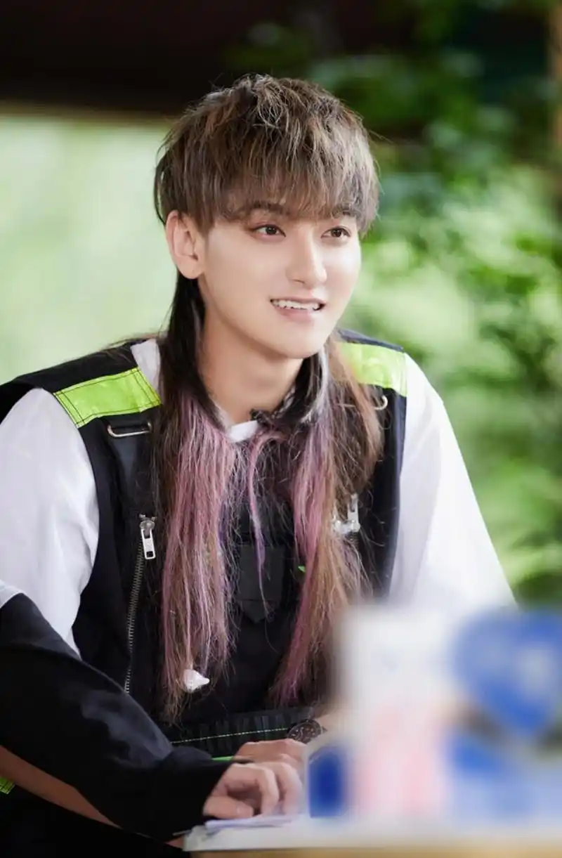 黄子韬长发马尾破次元壁百变造型营业显多重魅力