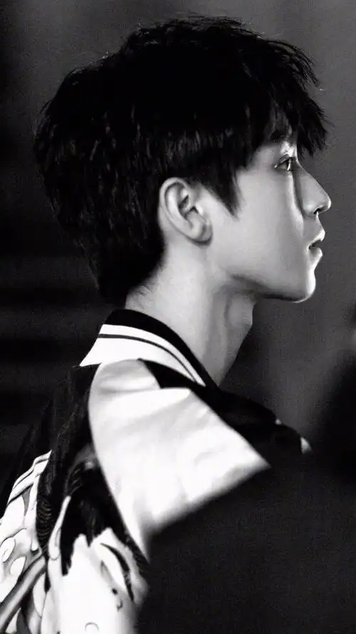 王俊凯性感喉结杀这个男人太迷人