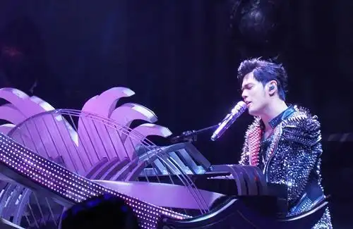 小心腰周杰伦开个唱舞台熊抱辣妹小野猫