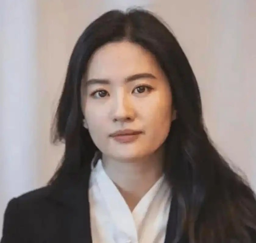 近年来的刘亦菲颜值有所改变,脸部发腮身材长胖,整体面相有些向横向