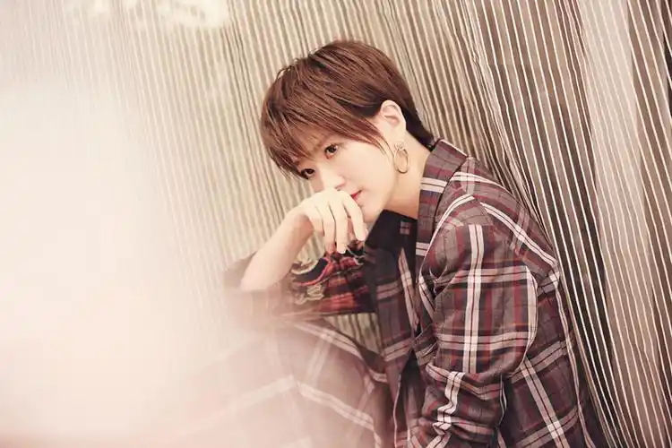 蔡淳佳短发写真清新迷人 西装阔腿裤前卫帅气