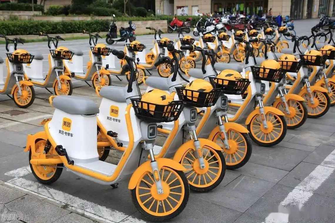 带牌照配头盔抢鲜体验新款美团共享电单车