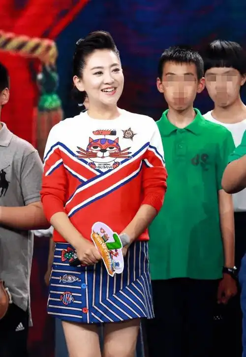 照片中方琼上半身穿的是一件卫衣,下半身搭配的这一条条纹裙还是很