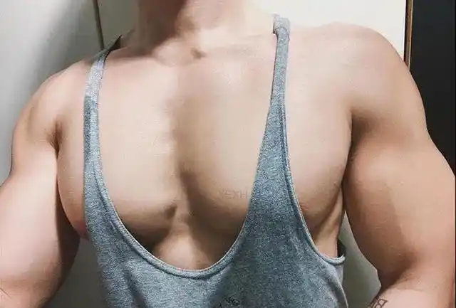 这就是力量!帅气小伙变身肌肉男,健身5年练出发达胸肌,爱了
