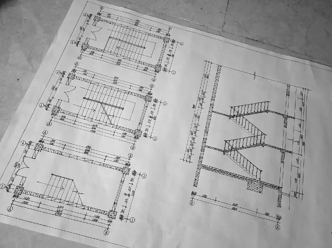 楼梯间(尺规作图) 1,底层平面图 剖切后的45°折断线,应从休息的外
