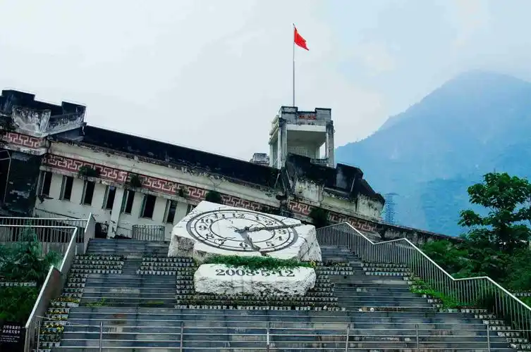 快讯:导游怒怼参观汶川地震遗址嬉笑游客 获网友点赞