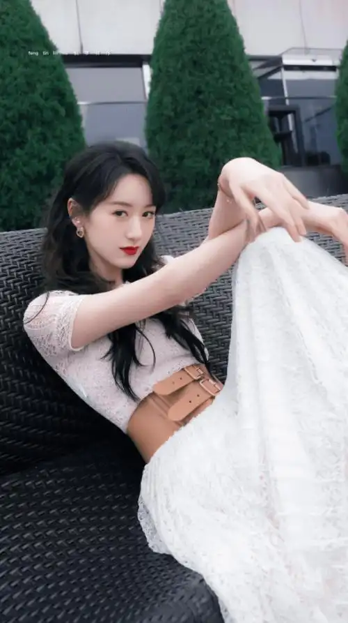 原创袁冰妍穿粉色太可爱了手拿相机大玩自拍笑容甜美宛如精灵