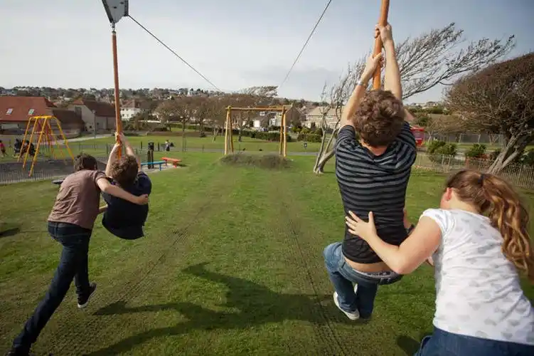 西方人,儿童,少年,头发,一个人,四个人,推,横图,室外,白天,友谊,纯洁