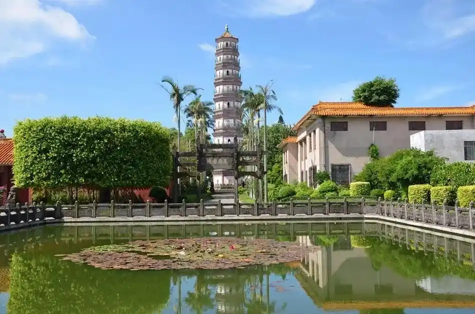 每一张照片都是满满的回忆和足迹 #雷州三元塔不同角度的拍摄 - 抖音