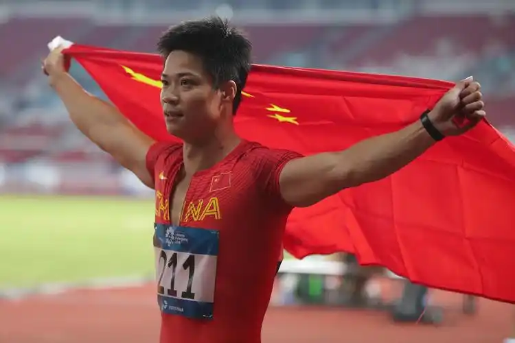1小时2枪苏炳添11年后再跑200米创下个人最佳百米险胜夺冠
