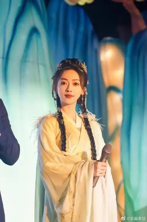 春花厌吴谨言古装##吴谨言古装花灯古街适配度