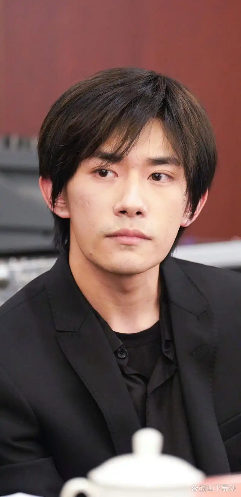 易烊千玺生图,皮肤状态不是很好,眼神疲惫看起来很累,弟弟要都休息呀!