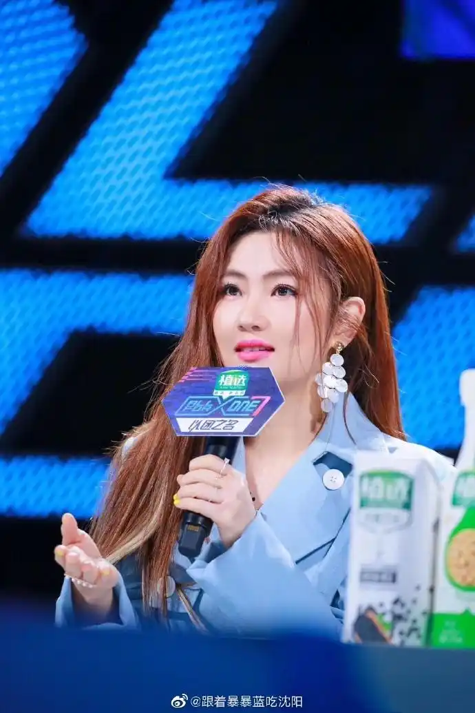 暴暴蓝的日常#ella做了创造101的导师,selina做了以团的导师,孙炎姿