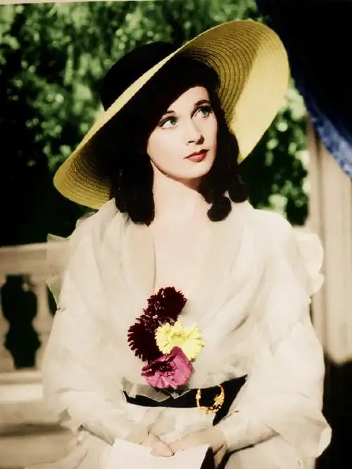 图5费雯·丽露出了少有的笑容,上身穿着简单白衬衫,下身搭配一条简单