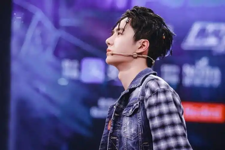 王一博街舞发布会壁纸送上蓝色格纹外搭牛仔夹克超酷超帅气