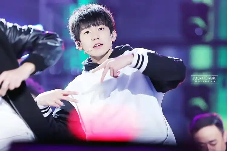 2014tfboys录制江苏卫视跨年晚会_高清图片大全-爱豆app