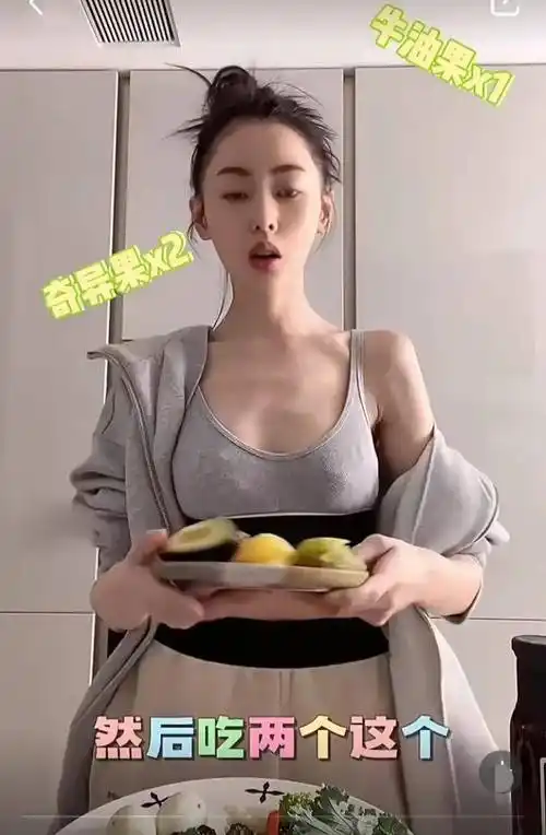 原创出道12年不满30岁张天爱刻意秀香肩晒早餐网友衣服先穿好