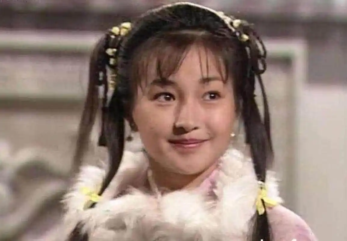 如杨幂在2006年内地电视剧《神雕侠侣》中饰演郭襄,清纯