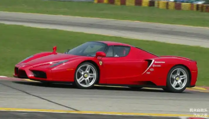 世界经典限量超跑 法拉利enzo 在公路失控撞毁,车主损失惨重!_车家号_