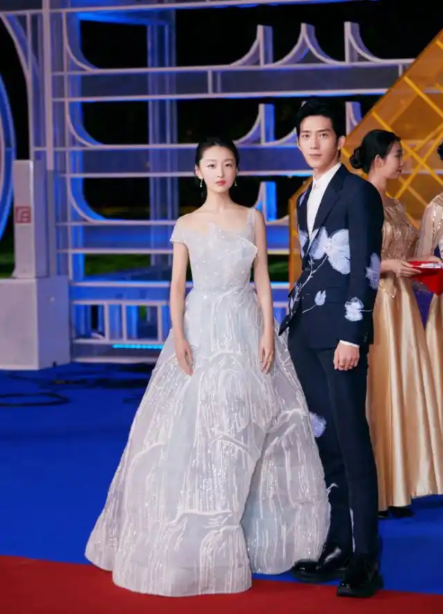 周冬雨,井柏然亮相红毯