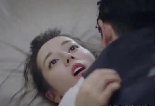 支撑起自己的身体,拍摄看起来,是邓伦压在热巴身上,实际上,并没有直接