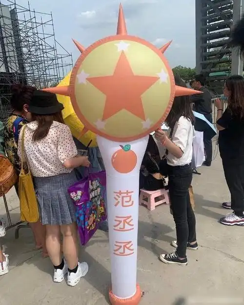 同样是选秀节目出道的偶像范丞丞也喜欢这种新奇的应援方式,更是对