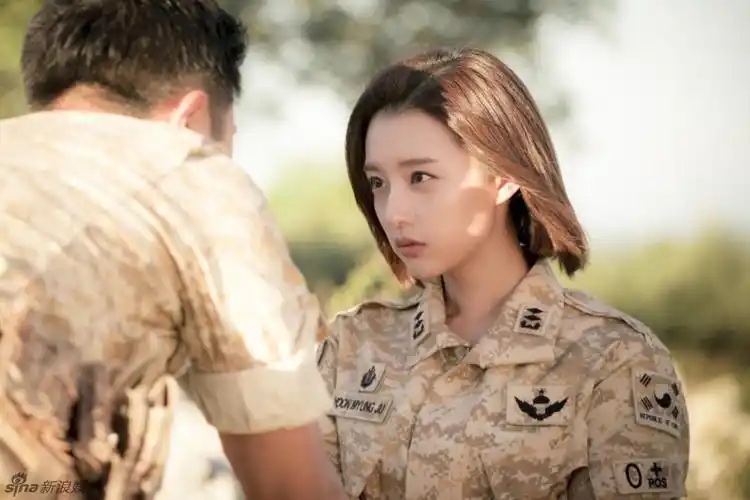 组图:女神们穿上军装够酷够美!最爱哪一位?_高清图集_新浪网