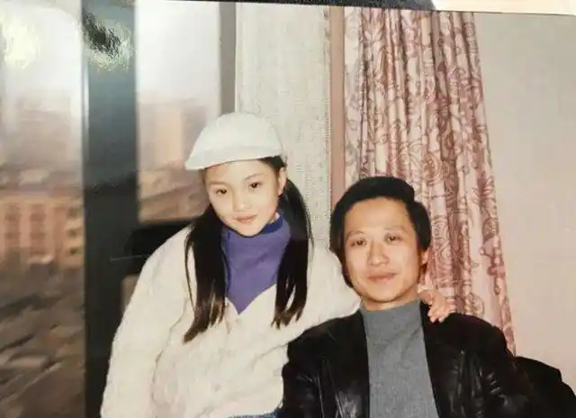 看过李小璐妈妈的便会知道,李小璐长得更像爸爸一些,这是李小璐小时候