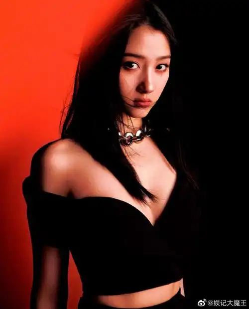 关晓彤说红色是新年的仪式感#关晓彤杂志封面大片新鲜出炉!