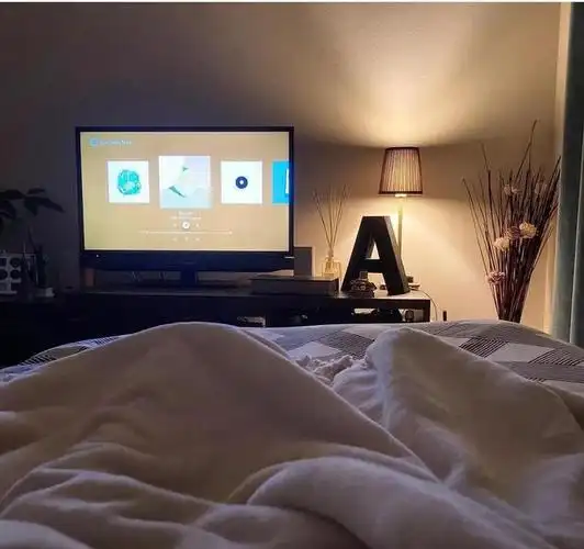 晚上当小夜灯,散发出的光线把电视机渲染成投影效果,睡前看一部剧再睡