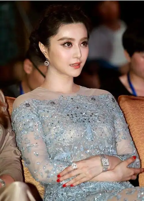 近距离拍范冰冰穿透视装金色恨天高撅屁股丰韵身躯一览无余