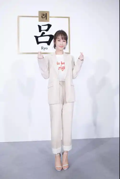 原创杨紫爱穿简约西装搭配绑带高跟鞋有气质眼角痣才是点睛之笔
